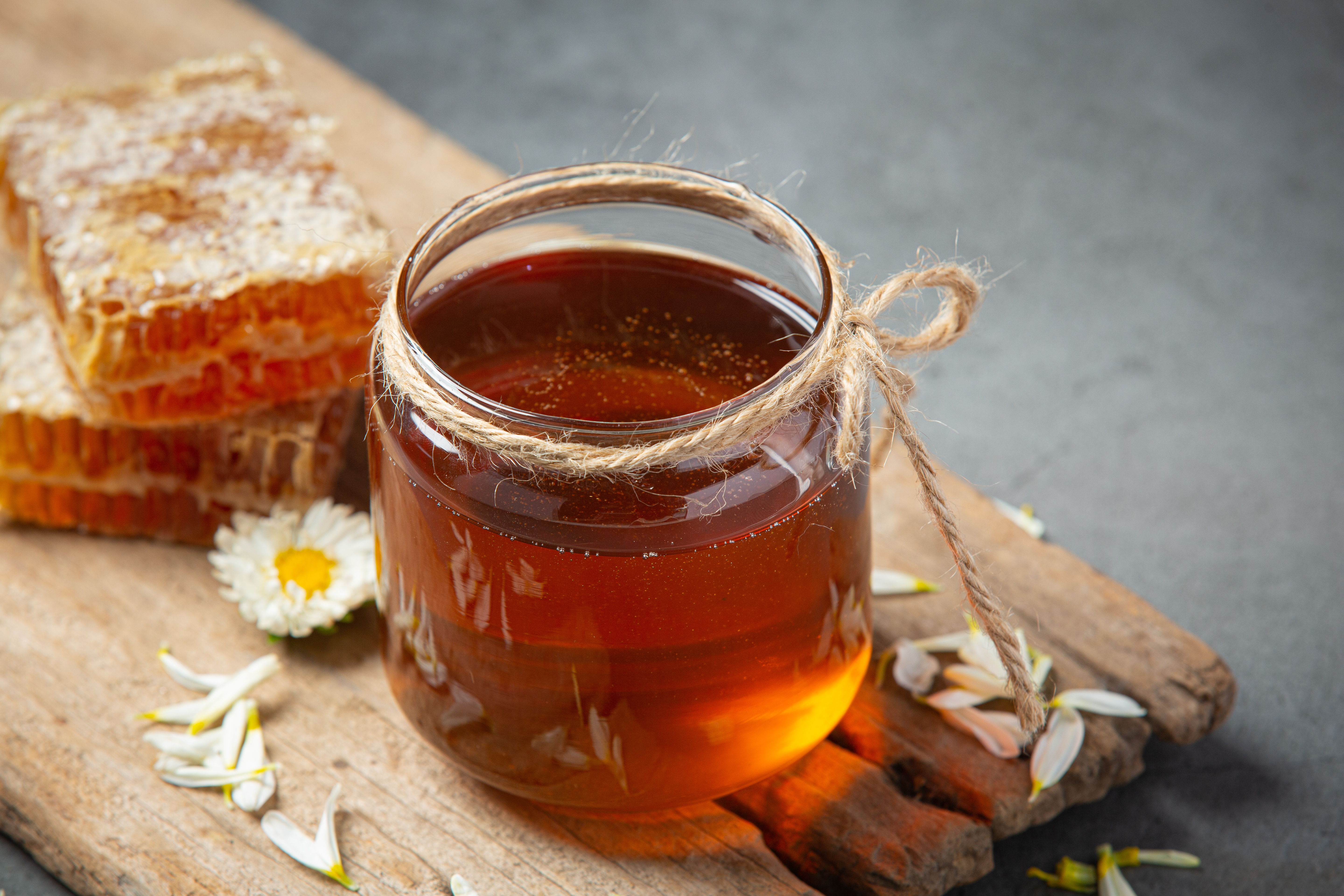 Miere naturală într-un borcan
